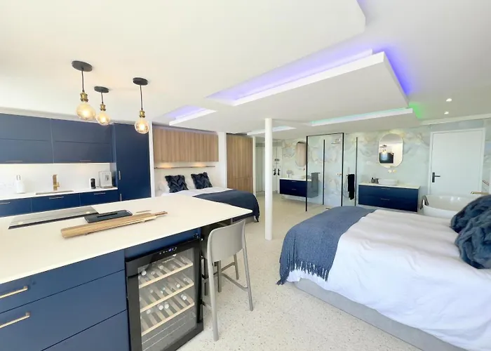 210, Héliopolis Ab, Village Naturiste * Agde